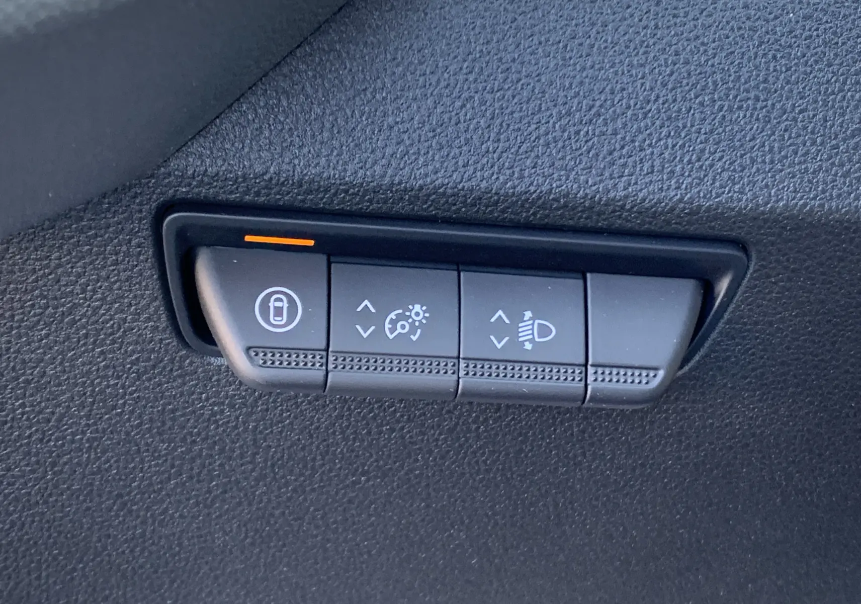 Boutons de réglage d'éclairage et verrouillage sur tableau de bord noir du Renault Master blanc Mine 2025.