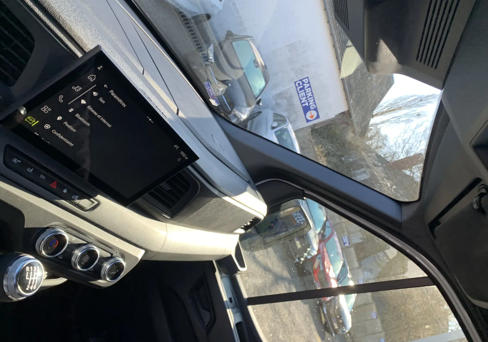 Vue intérieure côté passager du Renault Master blanc mine 2025, avec tableau de bord et écran tactile visible.