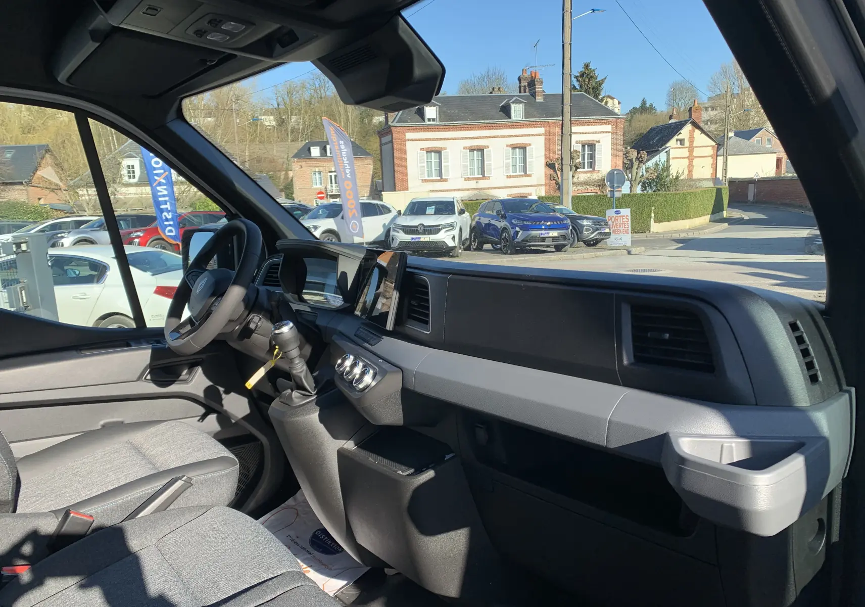 Vue intérieure côté conducteur du Renault Master 2025, montrant le volant, la boîte manuelle et la planche de bord grise.