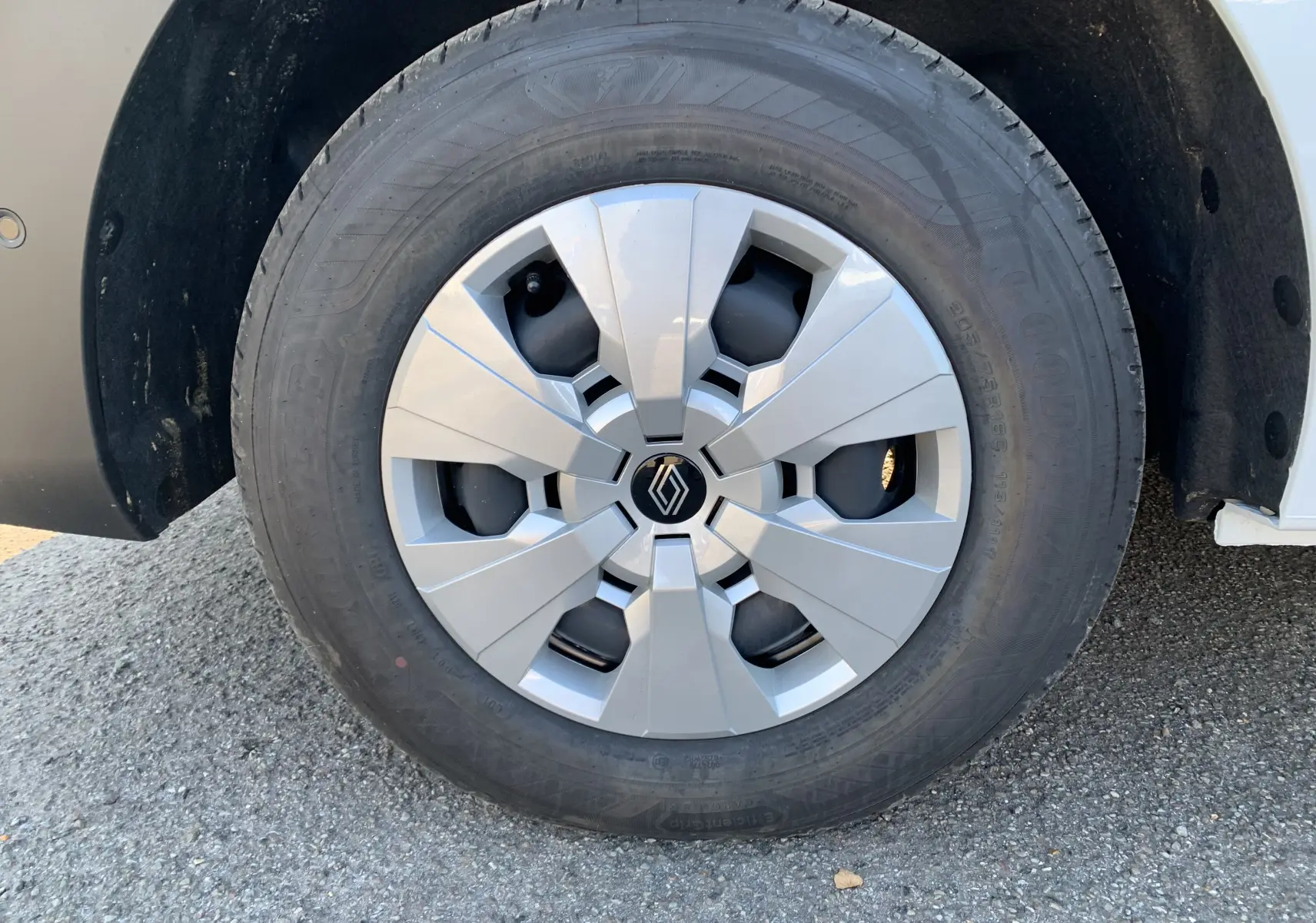 Gros plan sur la roue avant gauche du Renault Master blanc mine avec jante en alliage au design moderne.