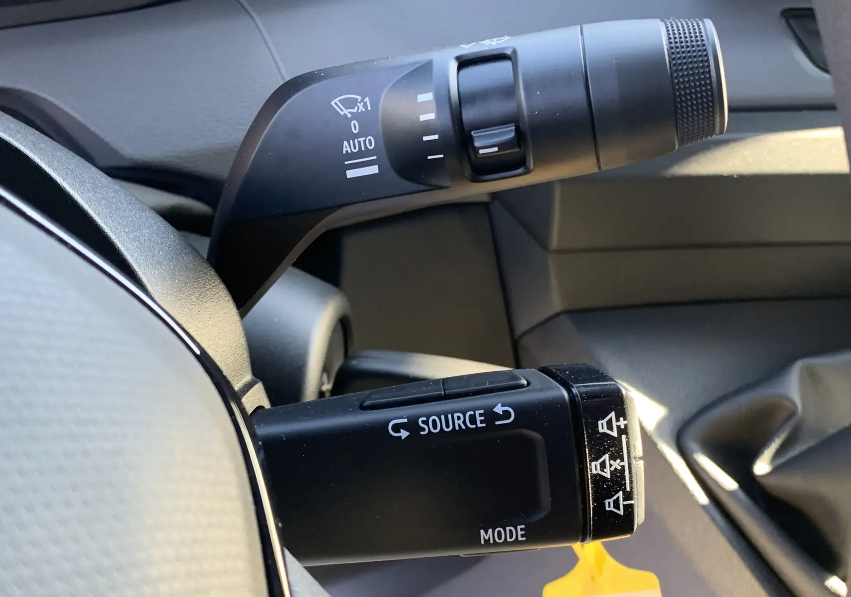 Gros plan sur les commandes au volant du Renault Master 2025, avec boutons source et mode visibles en noir mat.