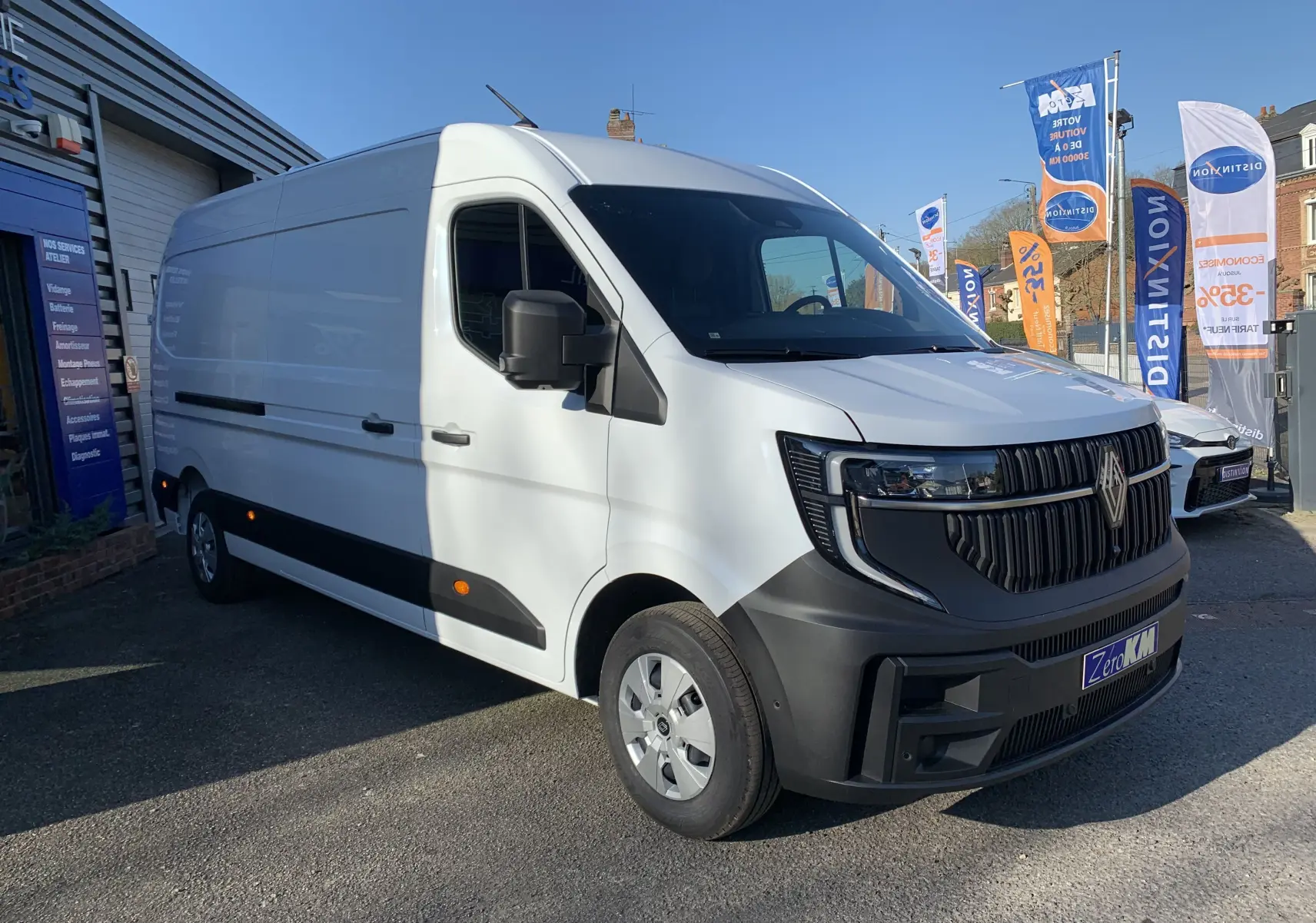 Renault Master blanc minéral vu en 3/4 avant droit avec calandre noire et pare-chocs contrasté.