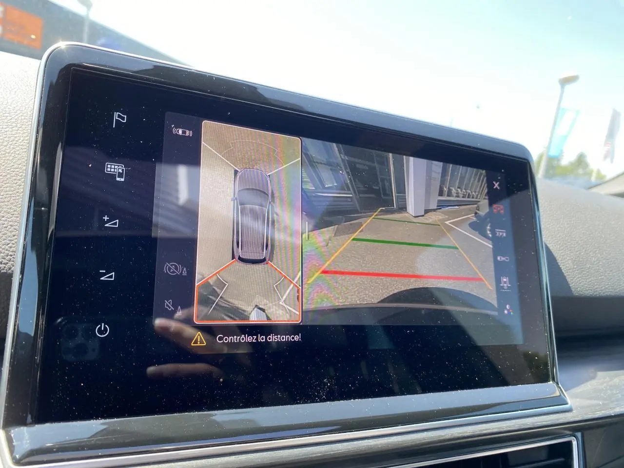 Affichage de la caméra de recul et vue 360° sur l'écran tactile du tableau de bord du SEAT Tarraco gris dauphin.