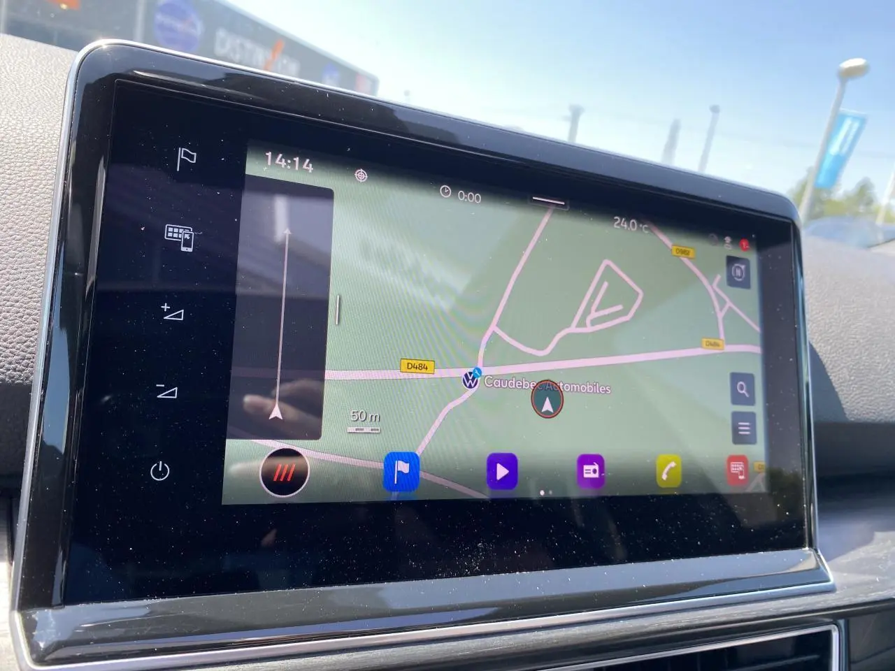 Écran tactile du système de navigation du SEAT Tarraco 2022 affichant une carte en mode jour.