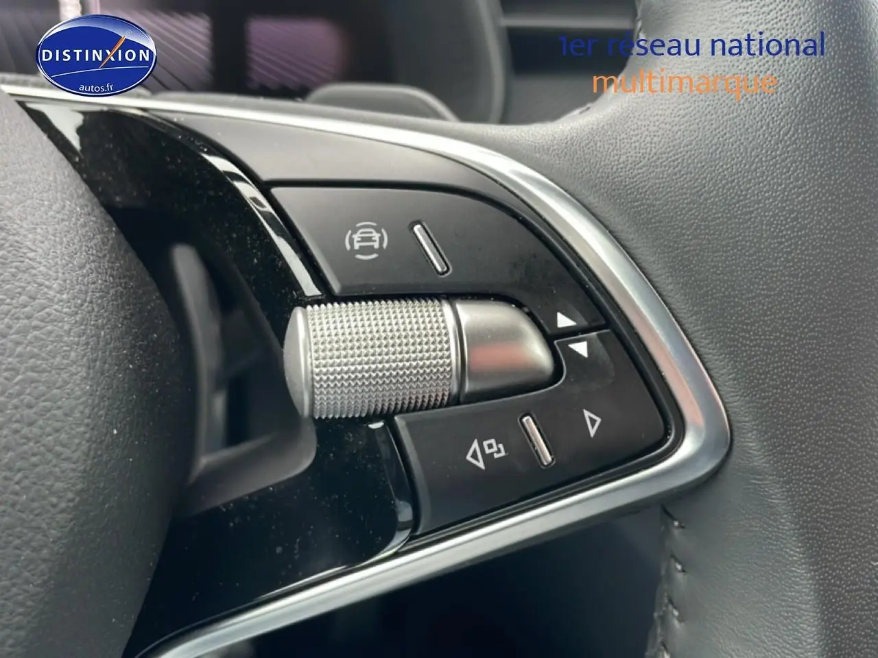 Gros plan sur les commandes noires et argentées au volant cuir du Skoda Kamiq noir, version 2025.