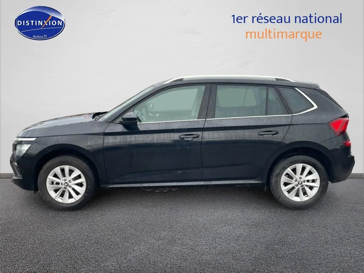 Vue latérale droite d'un Skoda Kamiq noir 2025 avec jantes alu et barres de toit visibles.