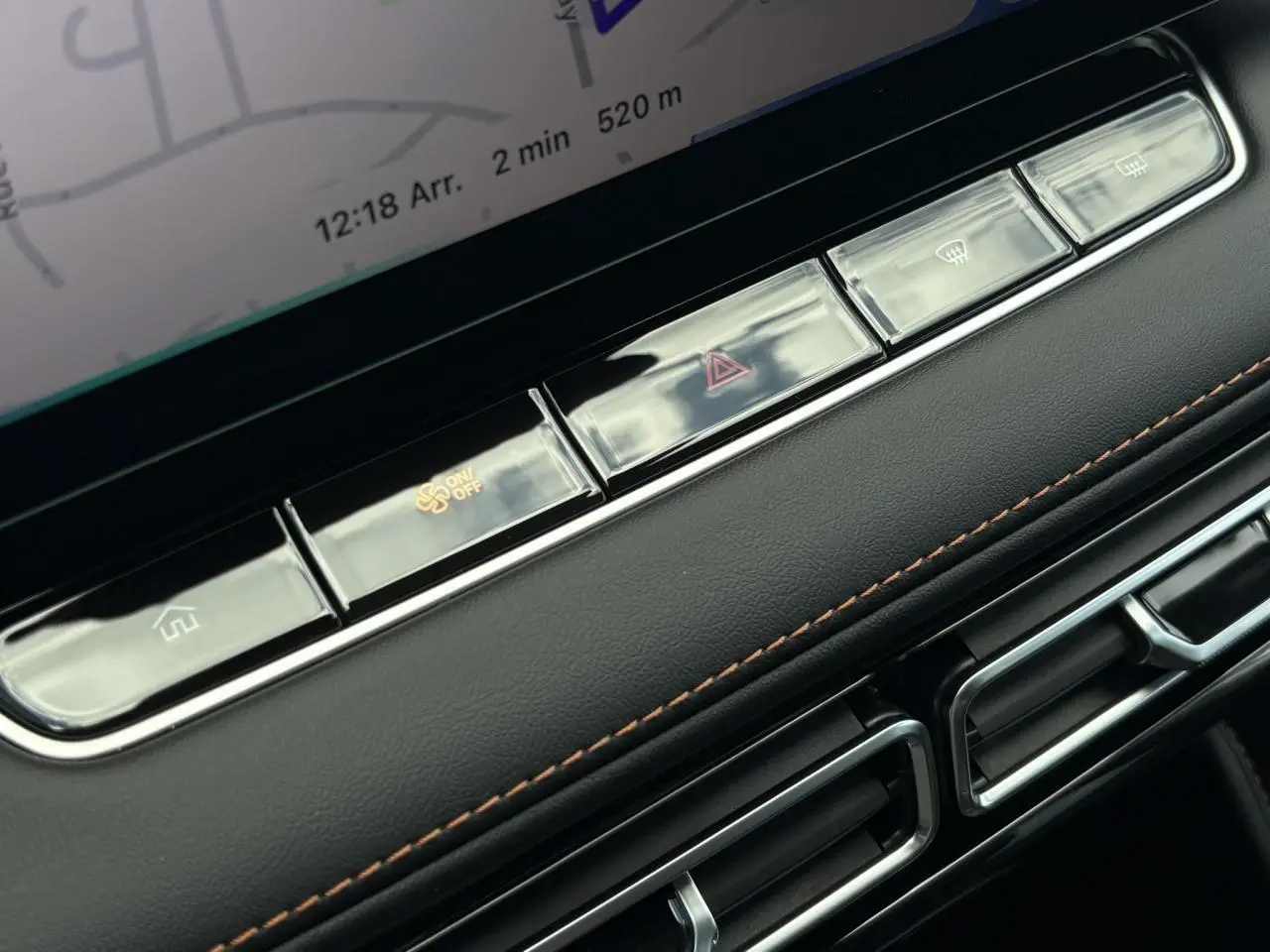 Détail de la console centrale noire avec boutons de commande et écran tactile du MG MOTOR EHS blanc hybride 2026.
