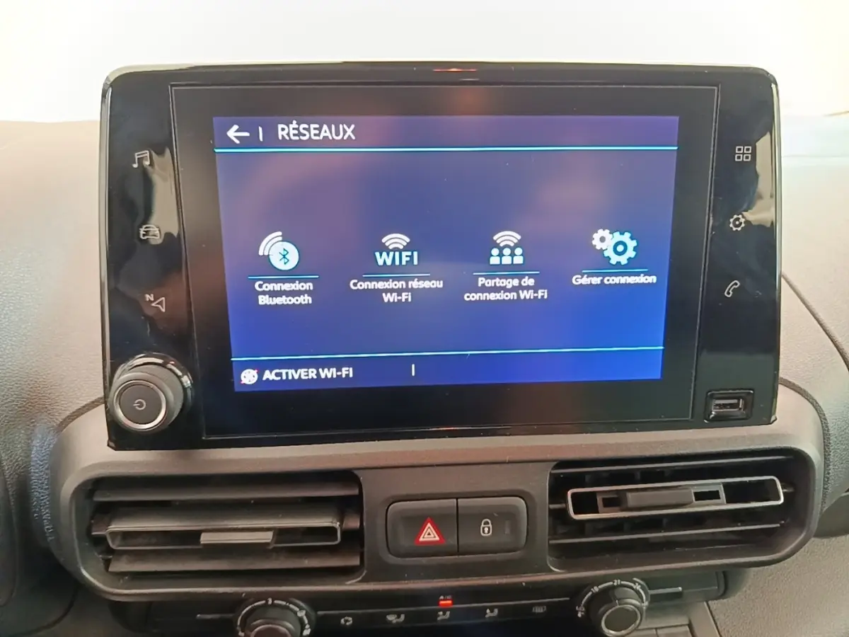 Écran tactile central du tableau de bord du Citroën Berlingo blanc, affichant les options de connexion Wi-Fi et Bluetooth.