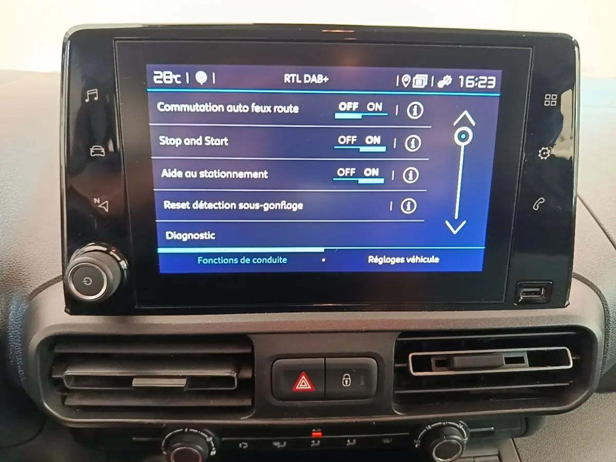 Écran tactile central du tableau de bord du Citroën Berlingo blanc, affichant les réglages de conduite.