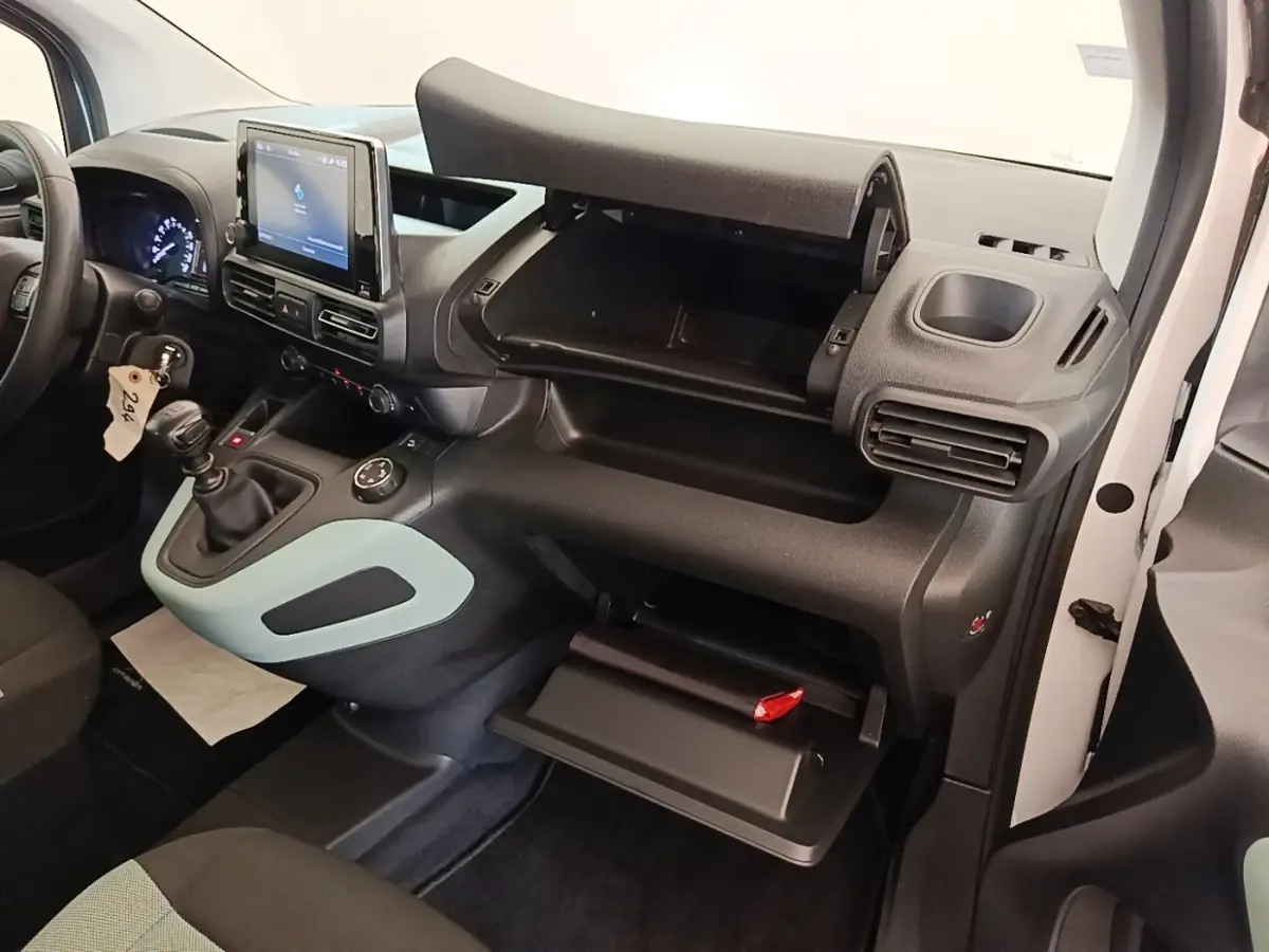 Vue intérieure côté passager du Citroën Berlingo blanc 2022, tableau de bord avec double boîte à gants ouverte.