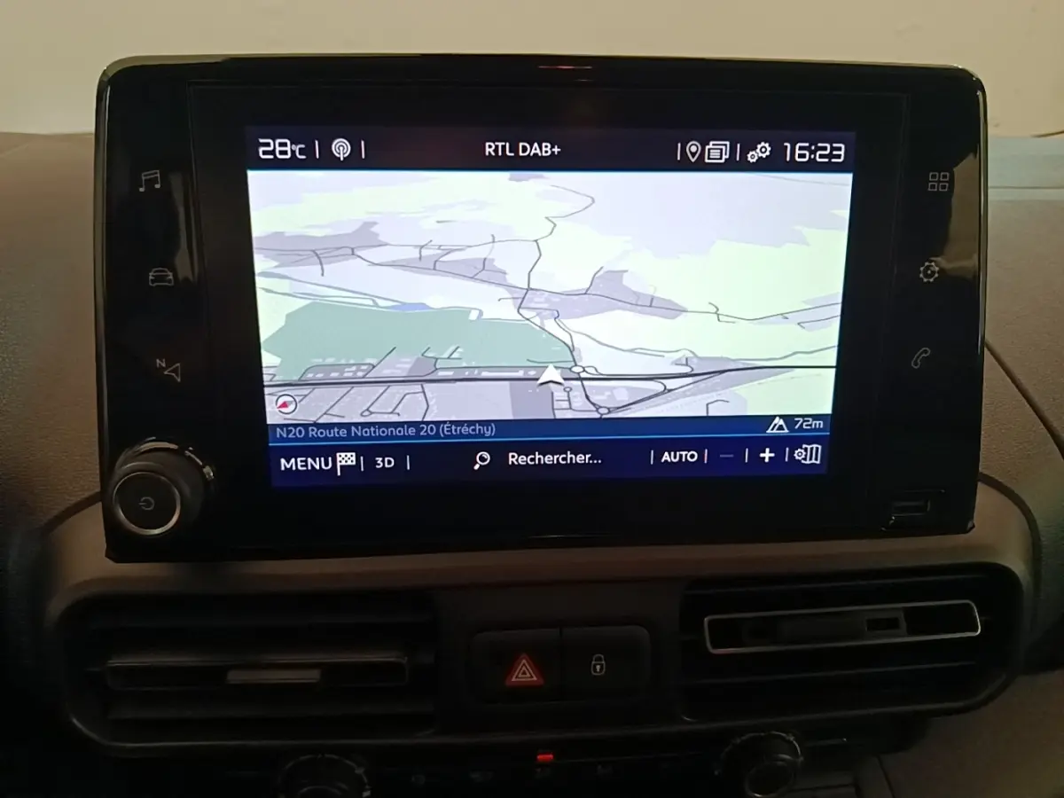Écran tactile central du tableau de bord du Citroën Berlingo 2022 affichant la navigation GPS.
