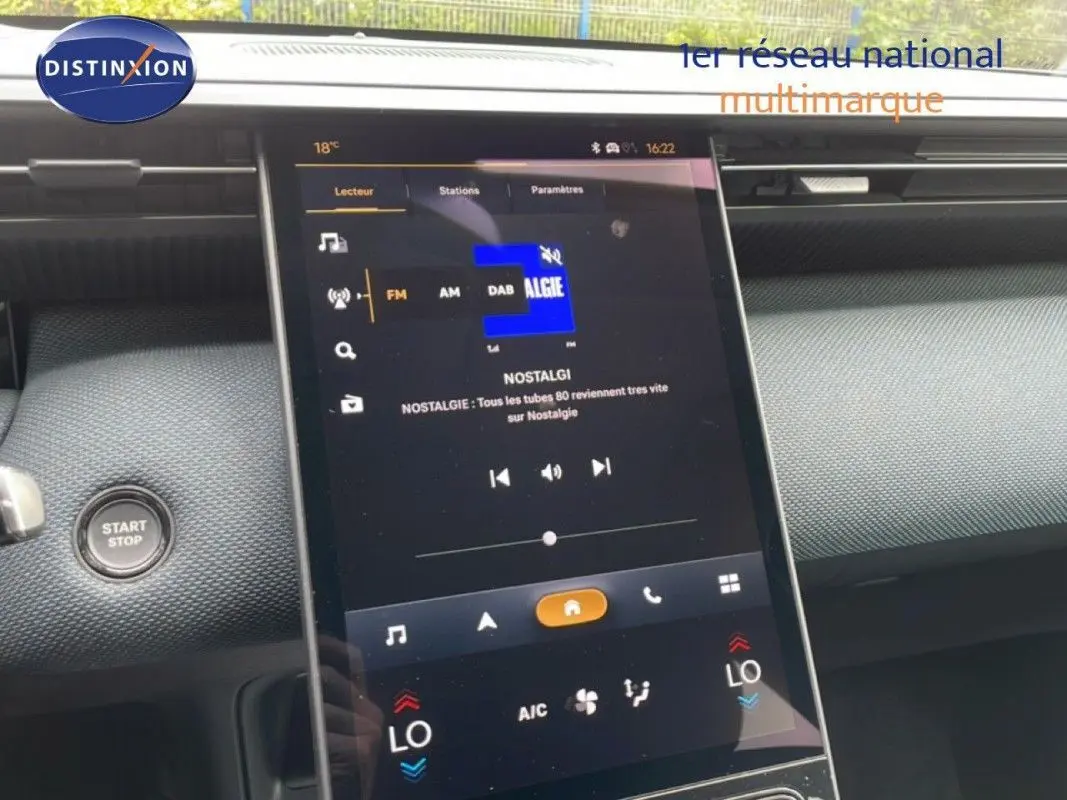 Écran tactile central du tableau de bord du Citroën C5 Aircross Hybrid 2026, affichant la radio Nostalgie.