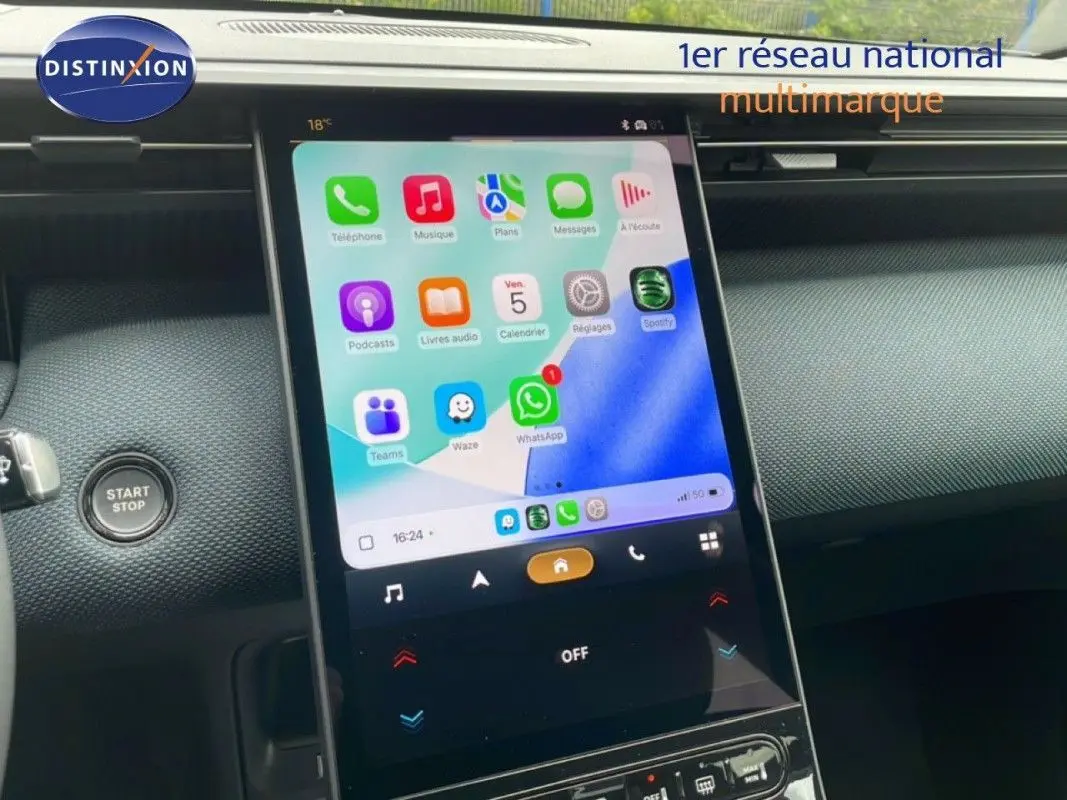 Écran tactile vertical du tableau de bord du Citroën C5 Aircross Hybrid 2026, affichant des applications connectées.
