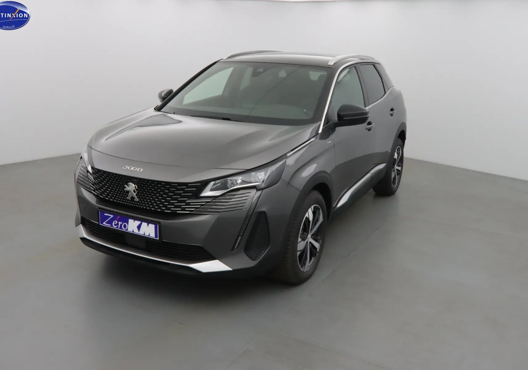Peugeot 3008 gris platinium métal vue 3/4 avant droit, avec calandre noire et jantes bi-ton.