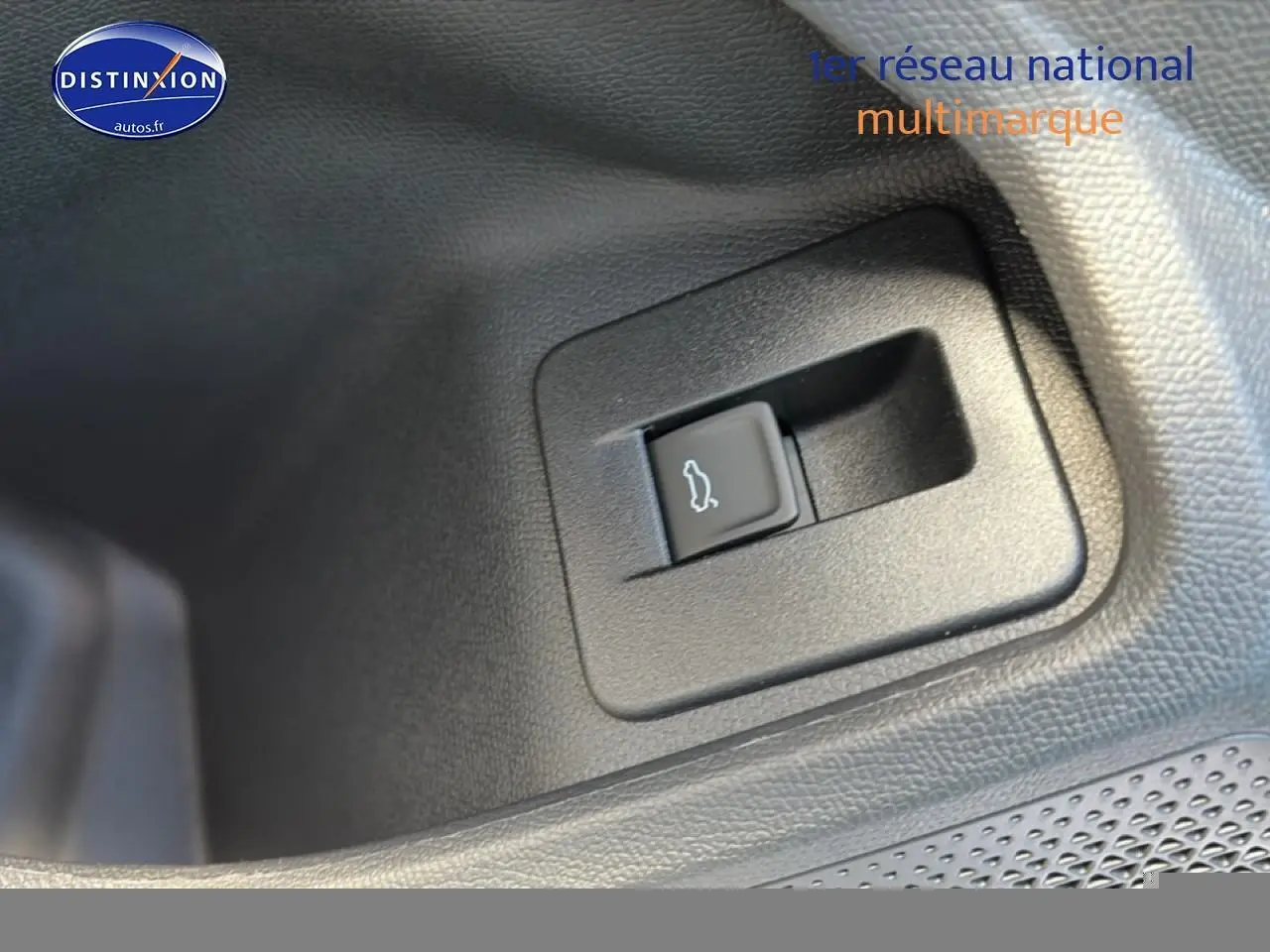 Gros plan sur le bouton d'ouverture du coffre dans l'habitacle du CUPRA Formentor gris Graphene.