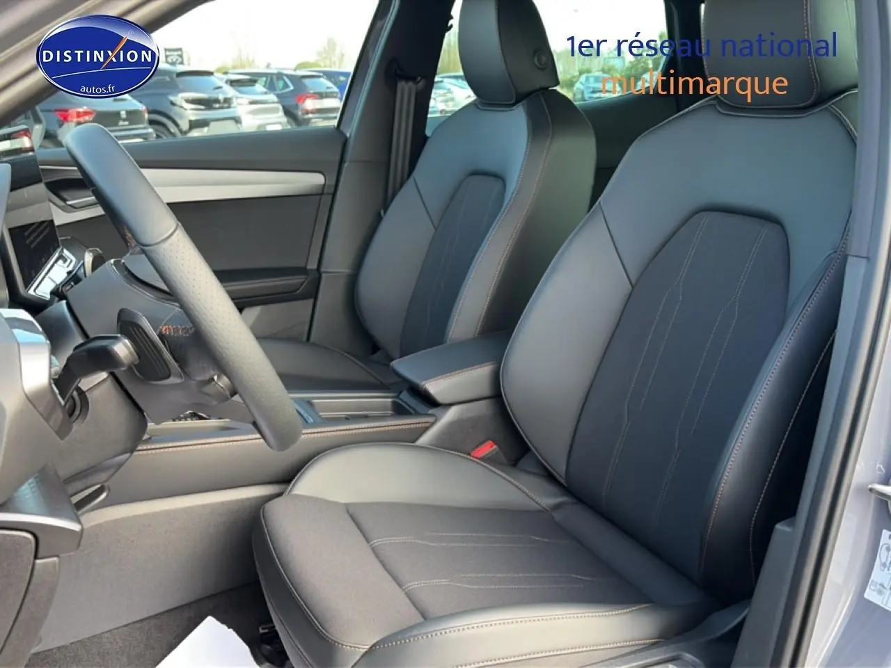 Vue intérieure côté conducteur du CUPRA Formentor 2.0 TDI 150 gris graphene, sièges sport en cuir et tissu noir.