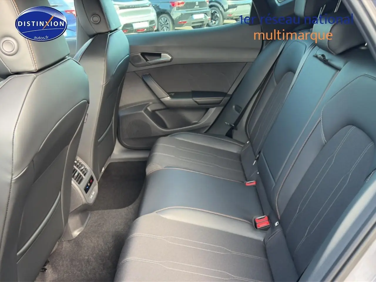 Vue intérieure côté droit des sièges arrière en cuir noir du CUPRA Formentor gris graphene 2026.