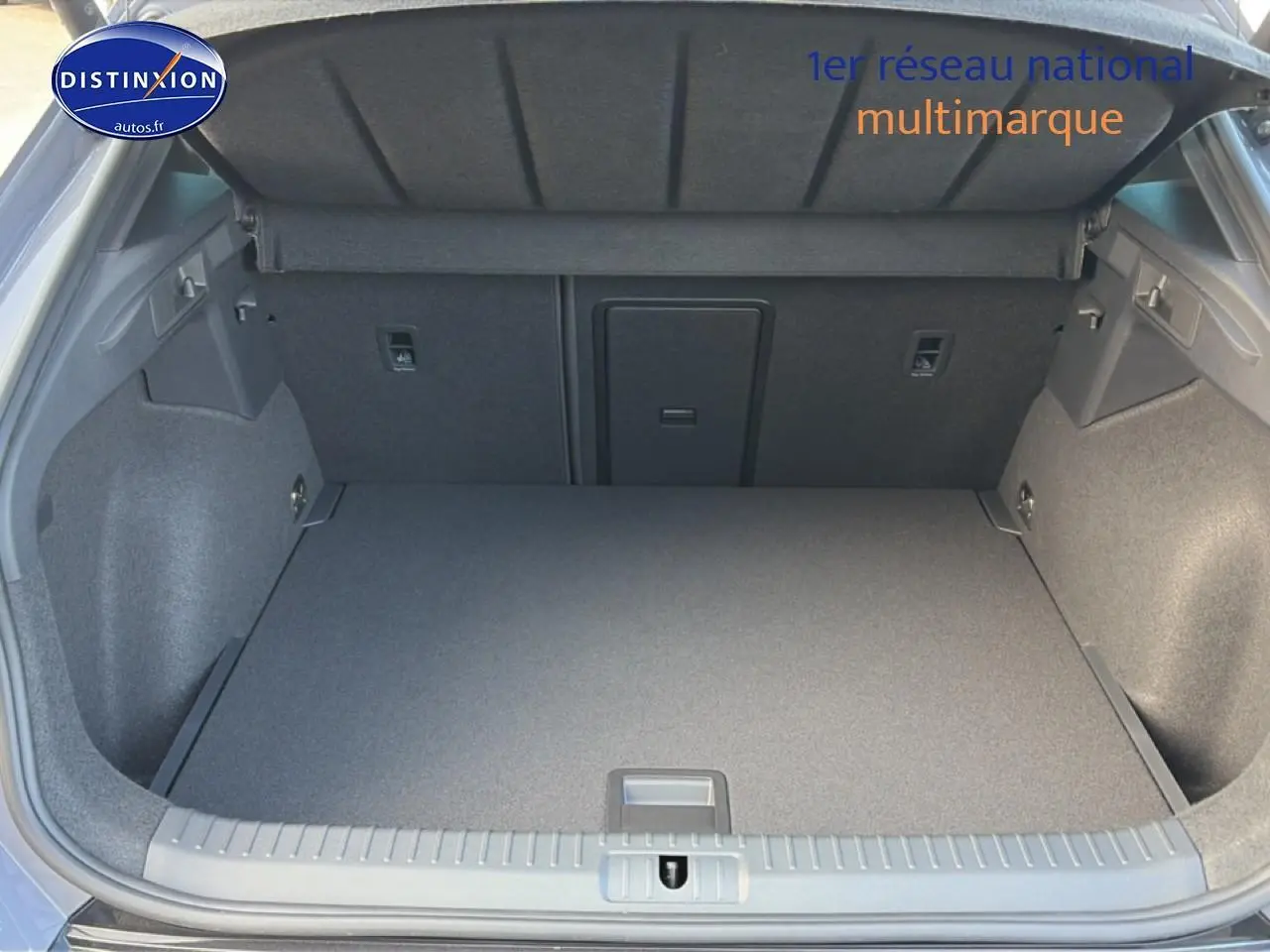 Coffre ouvert du CUPRA Formentor gris graphene, vue intérieure montrant un espace de rangement propre et spacieux.