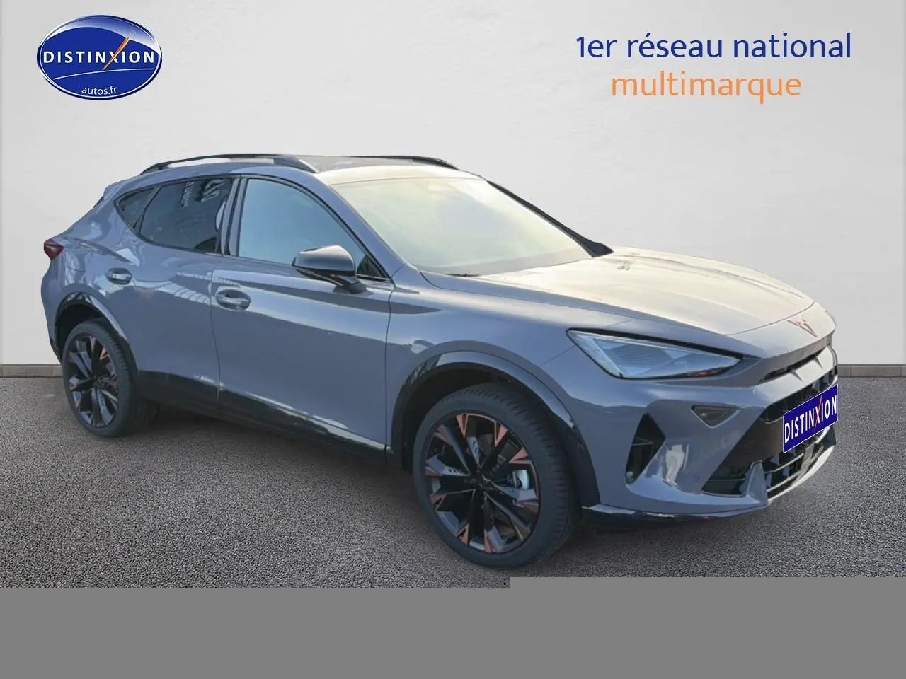 Vue 3/4 avant droit d'un CUPRA Formentor gris graphene avec jantes noires et détails cuivrés.