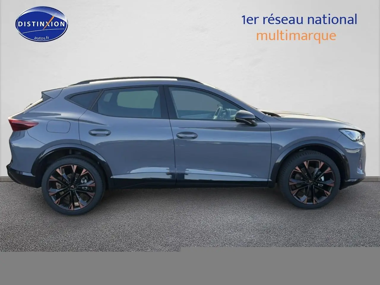 Vue latérale droite d'un CUPRA Formentor gris graphene avec jantes noires et cuivrées sur fond neutre.