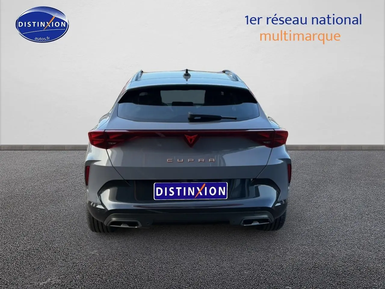 Vue arrière d'un CUPRA Formentor gris graphene 2026 avec feux arrière LED et double sortie d'échappement.