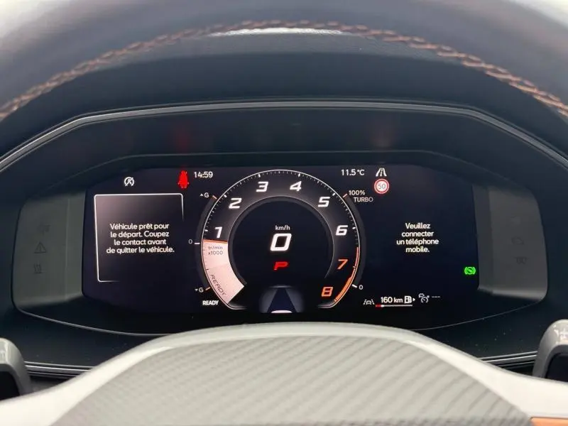 Vue rapprochée du tableau de bord numérique du CUPRA Formentor 1.5 eTSI Hybrid 2025 avec affichage du compte-tours et vitesse.