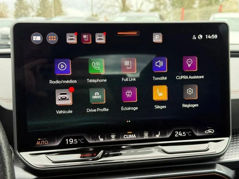 Écran tactile central du tableau de bord de la CUPRA Formentor 1.5 eTSI Hybrid 2025 affichant les options multimédia et réglages climatiques.