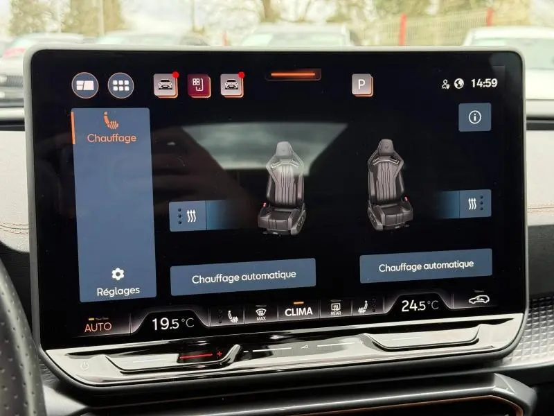 Écran tactile intérieur du CUPRA Formentor 2025 affichant les réglages de chauffage des sièges avant.