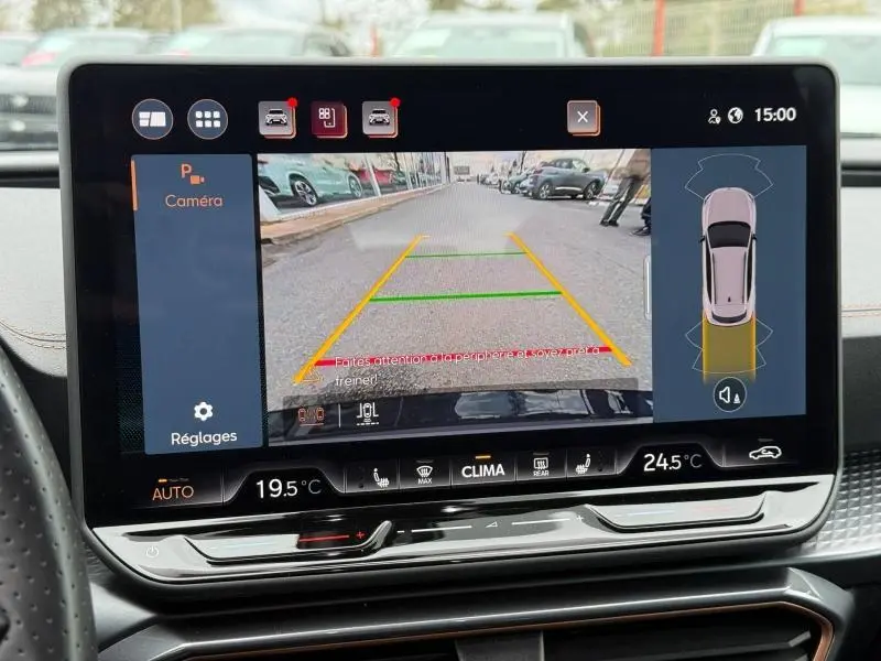 Écran central affichant la caméra de recul du CUPRA Formentor gris magnétique mat, vue arrière avec guidage de trajectoire.