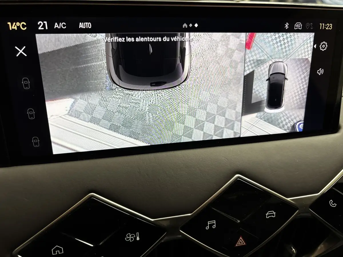Vue du tableau de bord avec écran tactile affichant la caméra 360° du DS3 gris foncé en vue aérienne.