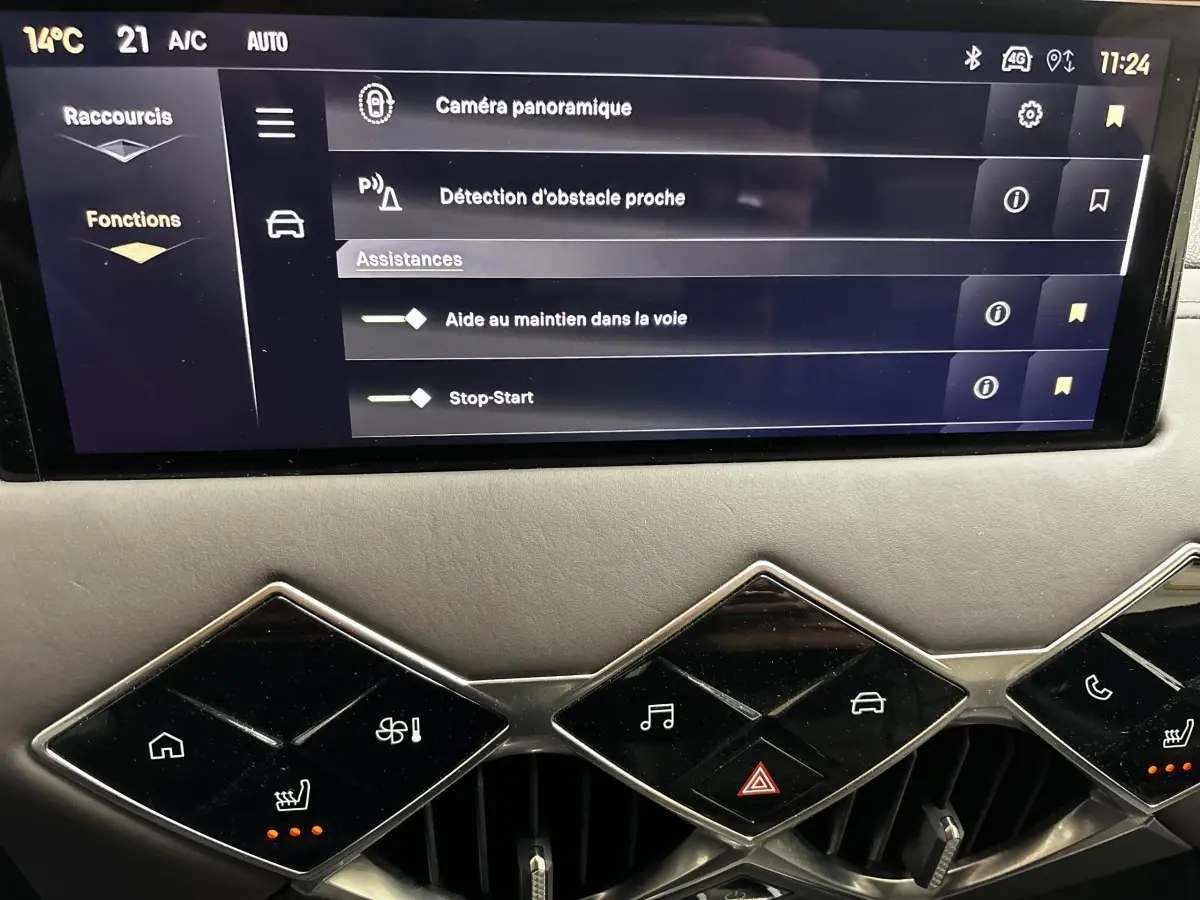 Écran tactile central du DS3 2024 affichant les assistances à la conduite, avec commandes climatisation et sièges chauffants.