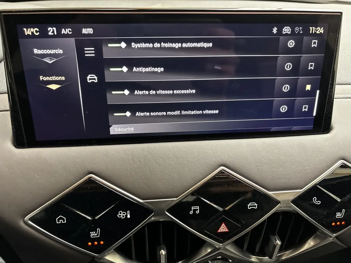 Écran tactile central affichant les réglages de sécurité dans l’habitacle gris clair du DS3 2024.