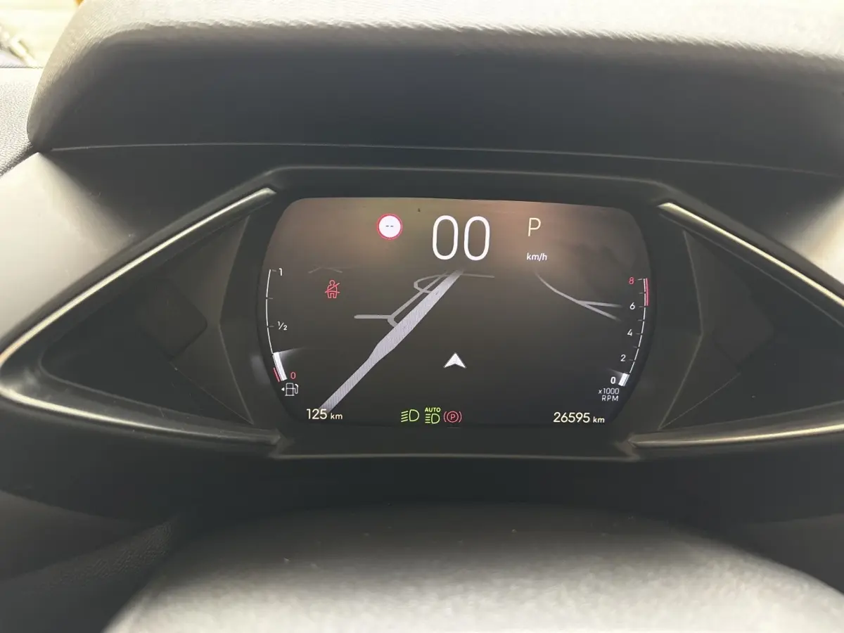 Vue rapprochée du combiné d'instruments numérique du DS3 2024, affichage clair avec vitesse et navigation intégrée.