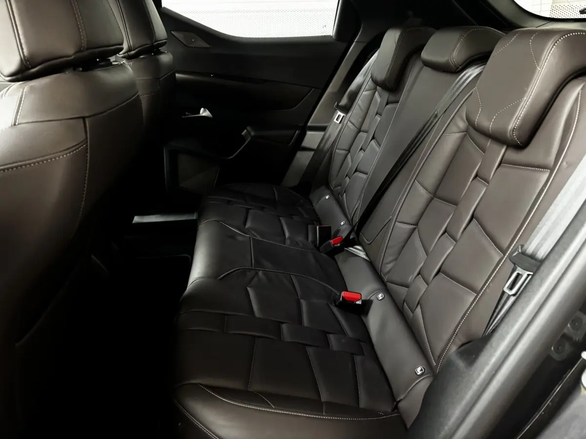 Vue intérieure côté droit des sièges arrière en cuir noir du DS3 1.2 PureTech 130 Auto Esprit de Voyage 2024.