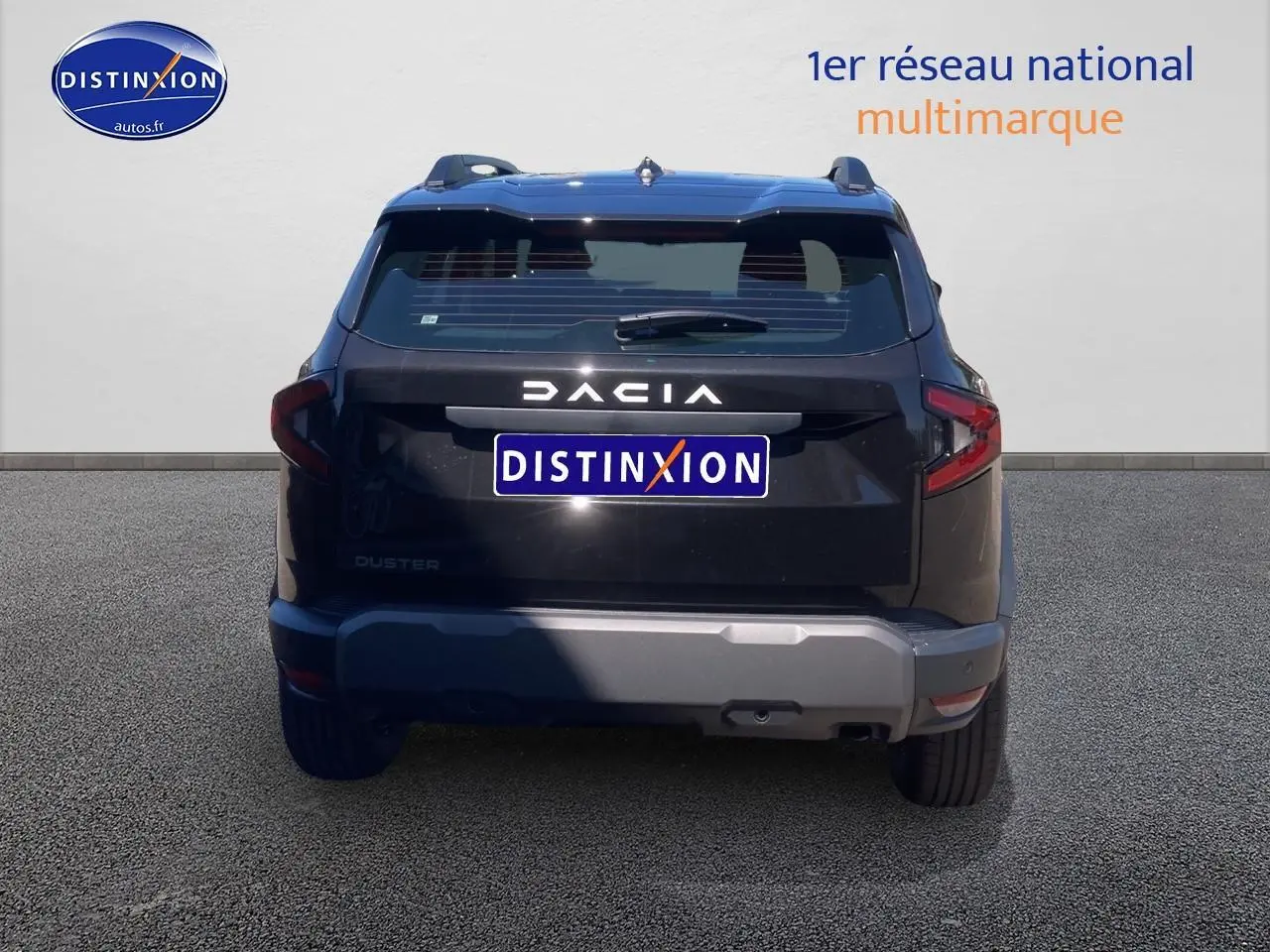 Vue arrière d'un Dacia Duster noir 2025 avec barres de toit et feux arrière LED distinctifs.