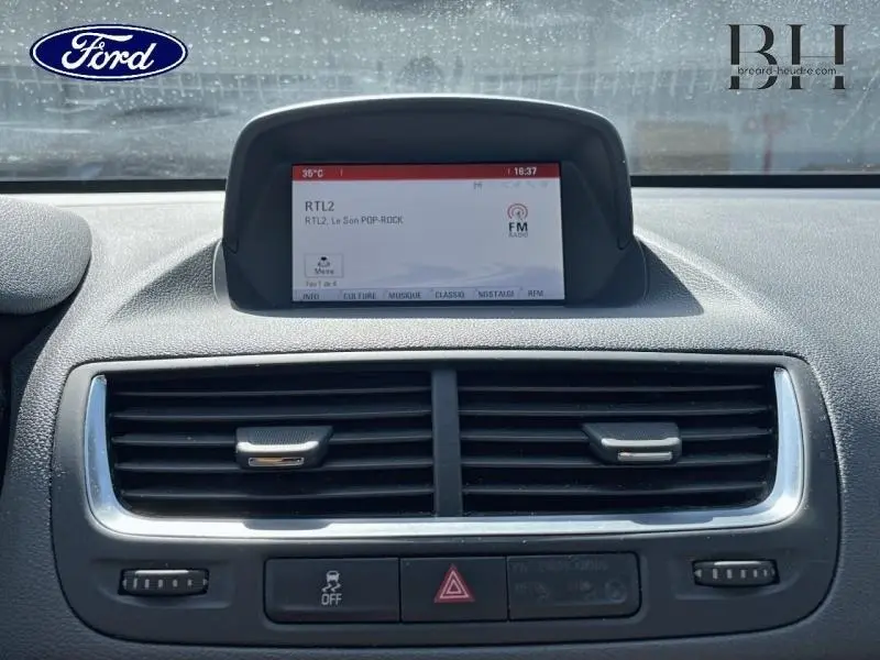 Écran central multimédia et aérateurs du tableau de bord d’une Opel Mokka gris minéral, vue de face.
