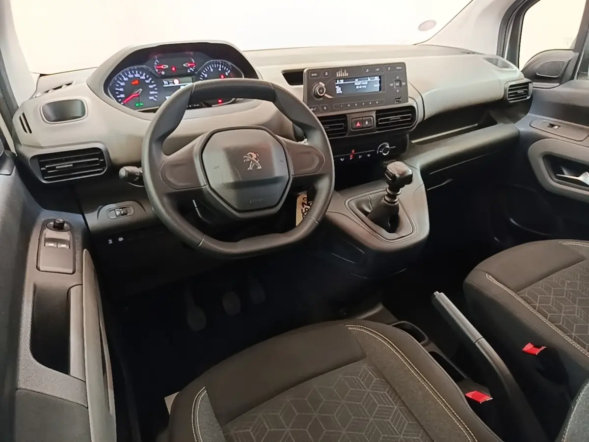 Vue intérieure avant du Peugeot Rifter 2020 PureTech 110, montrant le volant, tableau de bord et levier de vitesses manuelle.