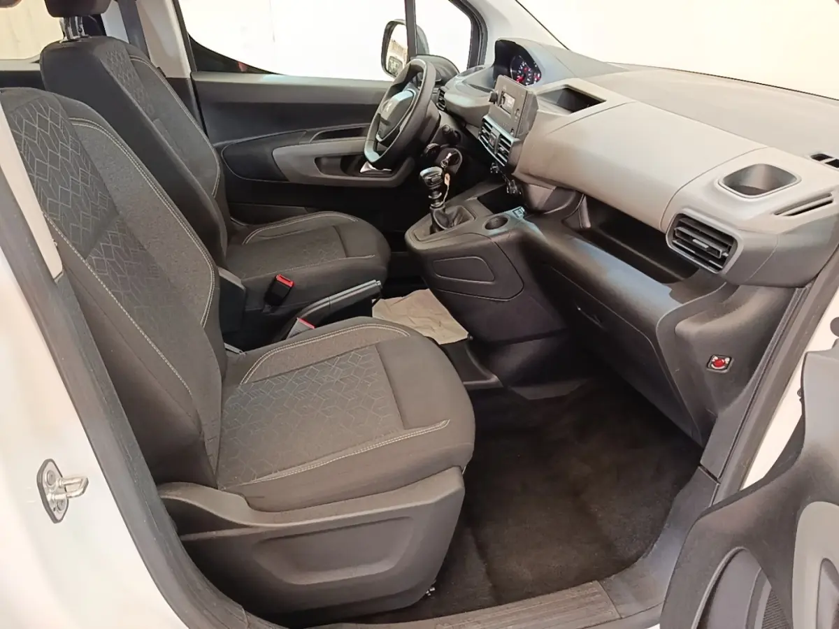 Intérieur avant du Peugeot Rifter blanc 2020, vue côté conducteur montrant sièges et tableau de bord.