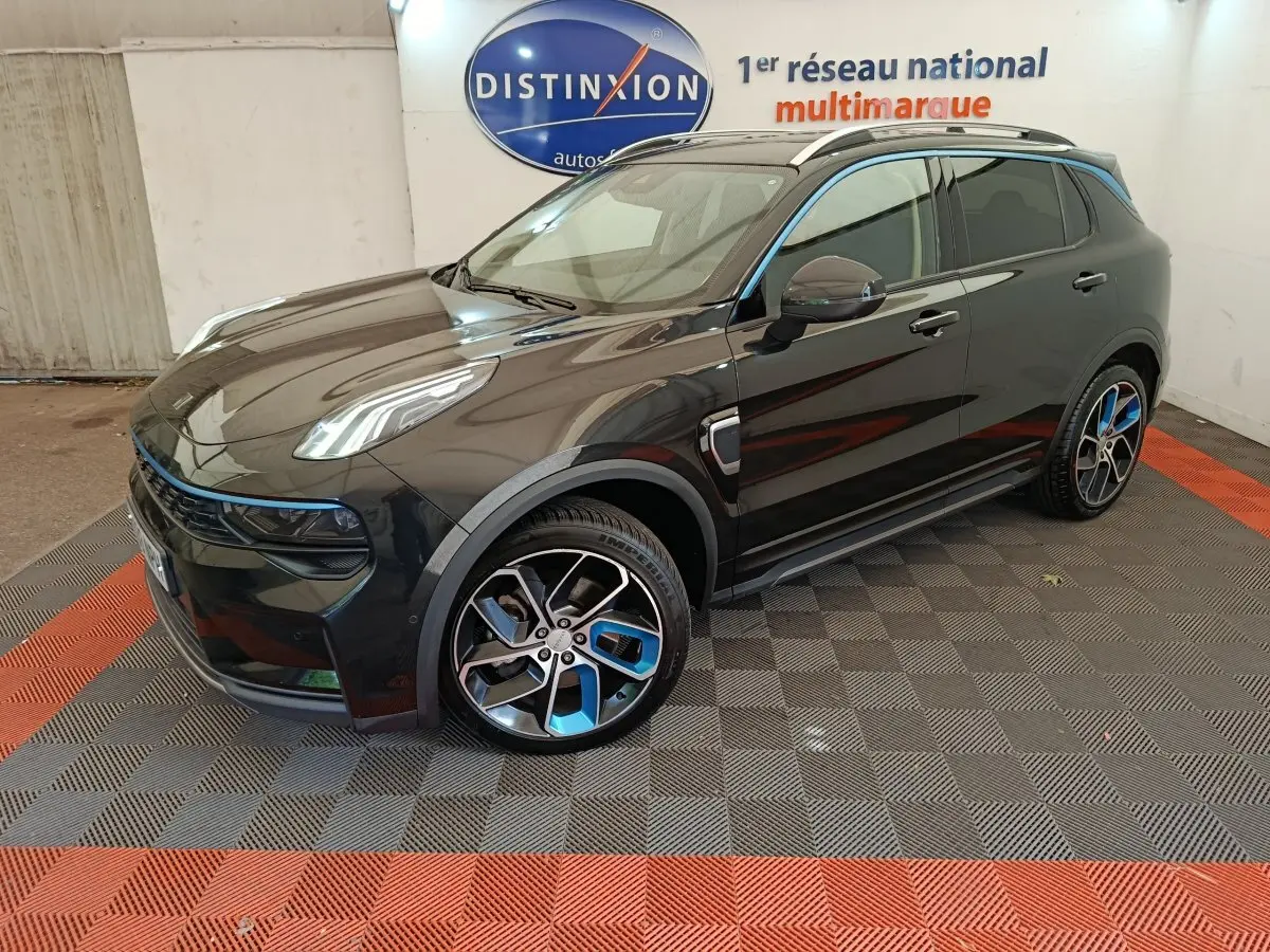 Vue 3/4 avant droit d'un SUV Link & Co 01 hybride rechargeable noir avec jantes et détails bleus distinctifs.