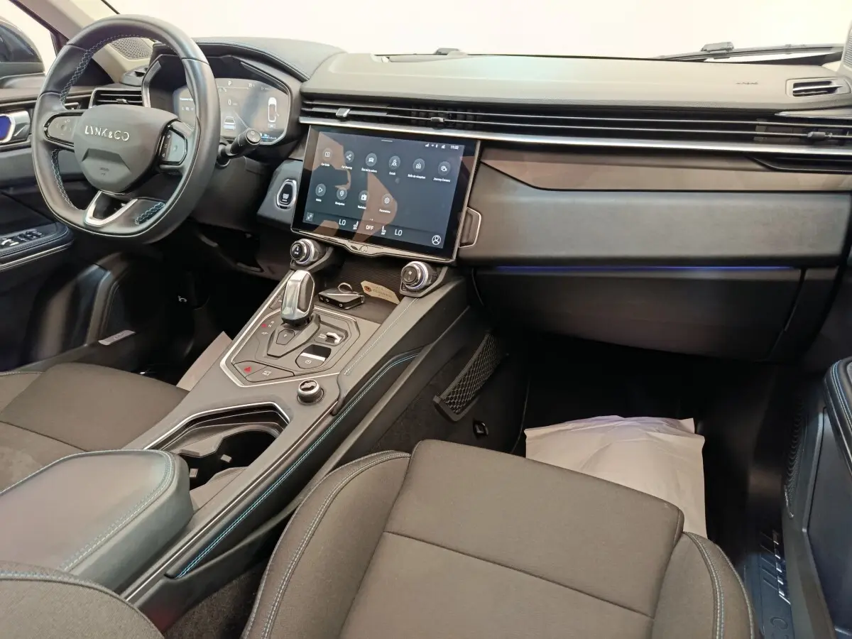 Intérieur avant droit du Lynk & Co 01 hybride rechargeable 2022, avec tableau de bord numérique et écran tactile central.