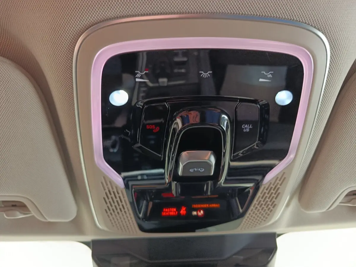 Plafonnier intérieur avec commandes SOS, appel, éclairage et indication ceinture du Link & Co 01 hybride rechargeable.