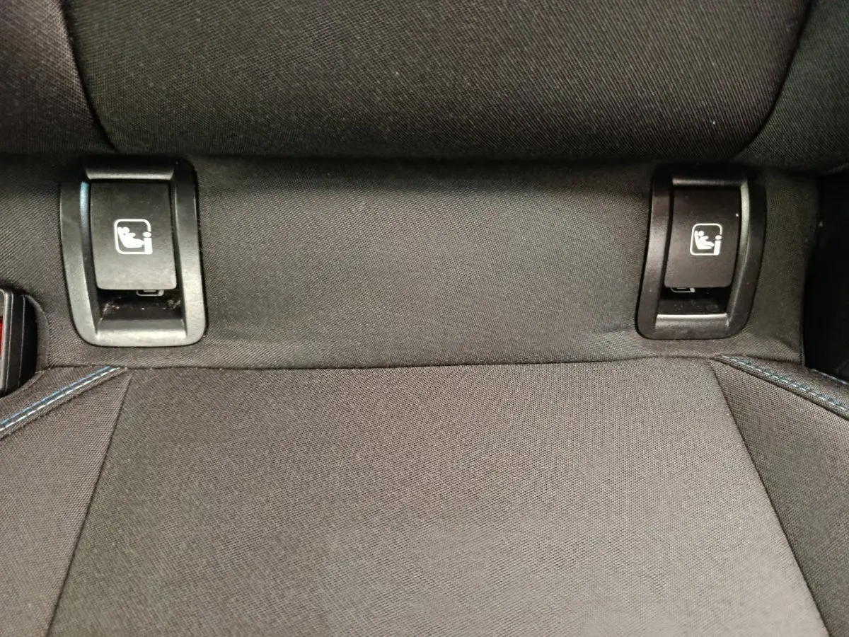 Détail des fixations Isofix sur la banquette arrière en tissu noir du Link & Co 01 hybride rechargeable bleu.
