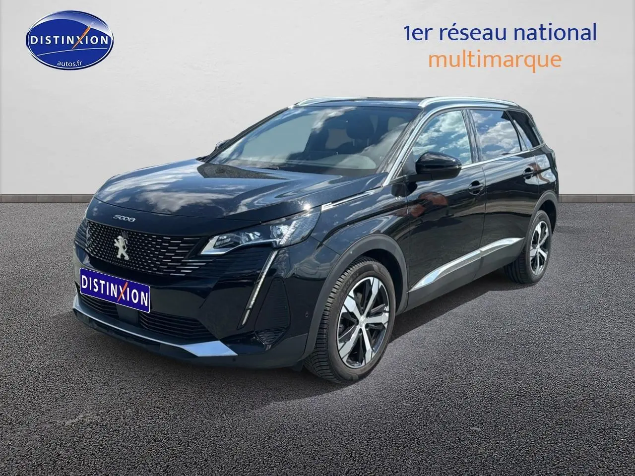 Peugeot 5008 noir métal vue 3/4 avant droit avec jantes alliage et calandre distinctive Peugeot.
