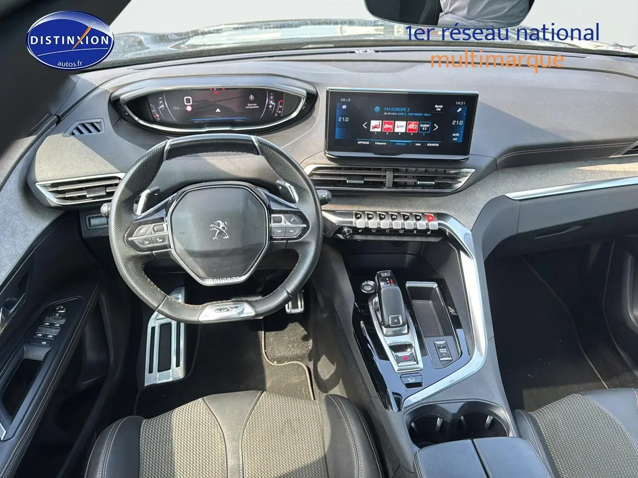 Intérieur Peugeot 5008 2022 vue cockpit, volant cuir multifonction et écran tactile 10 pouces au tableau de bord.