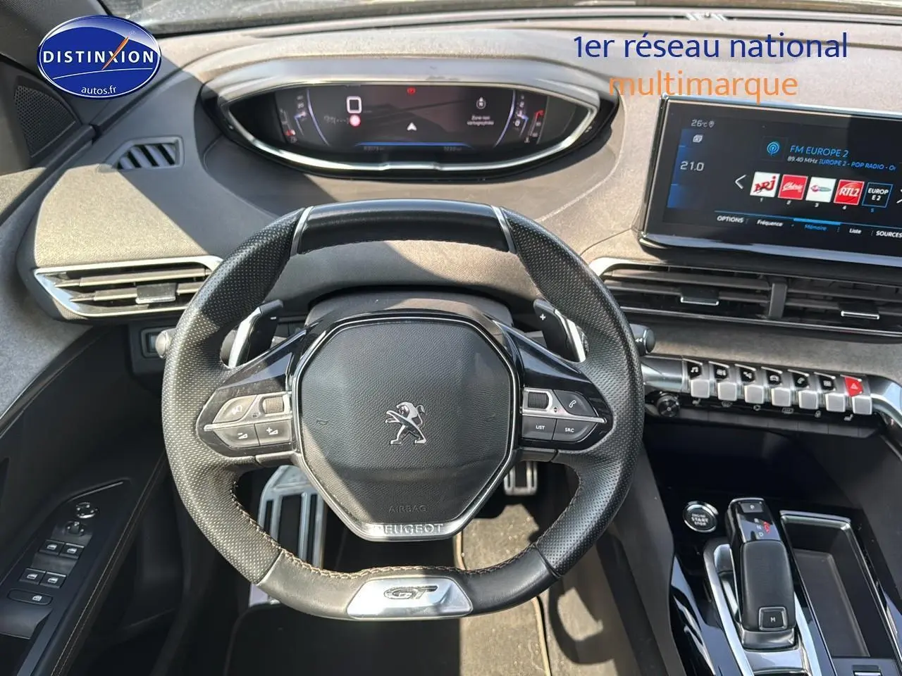 Volant cuir multifonction Peugeot 5008 GT noir avec tableau de bord numérique et écran tactile central visible de face.