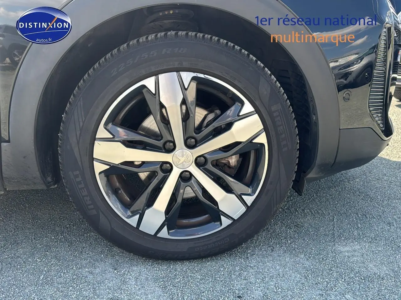 Gros plan sur la roue avant droite noire métal du Peugeot 5008 1.5 BlueHDi 130 GT avec jante alu bicolore.