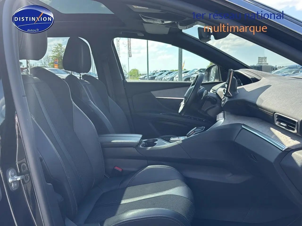 Intérieur avant du Peugeot 5008 noir métal 2022, vue côté gauche avec sièges et tableau de bord modernes