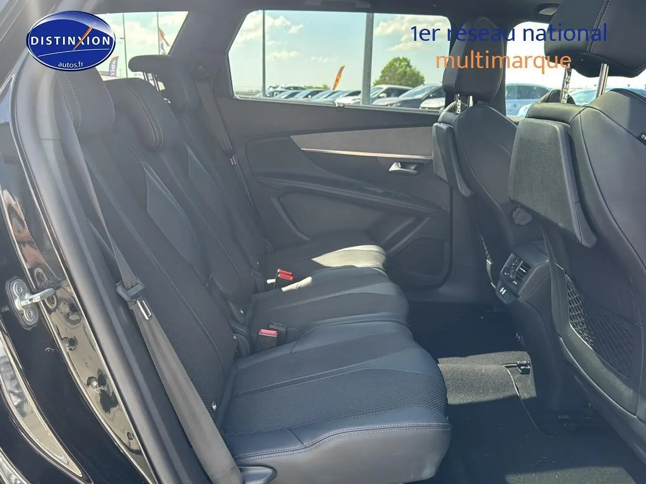 Vue latérale intérieure côté gauche du Peugeot 5008 noir métal 2022, montrant les sièges arrière et les détails des portes.
