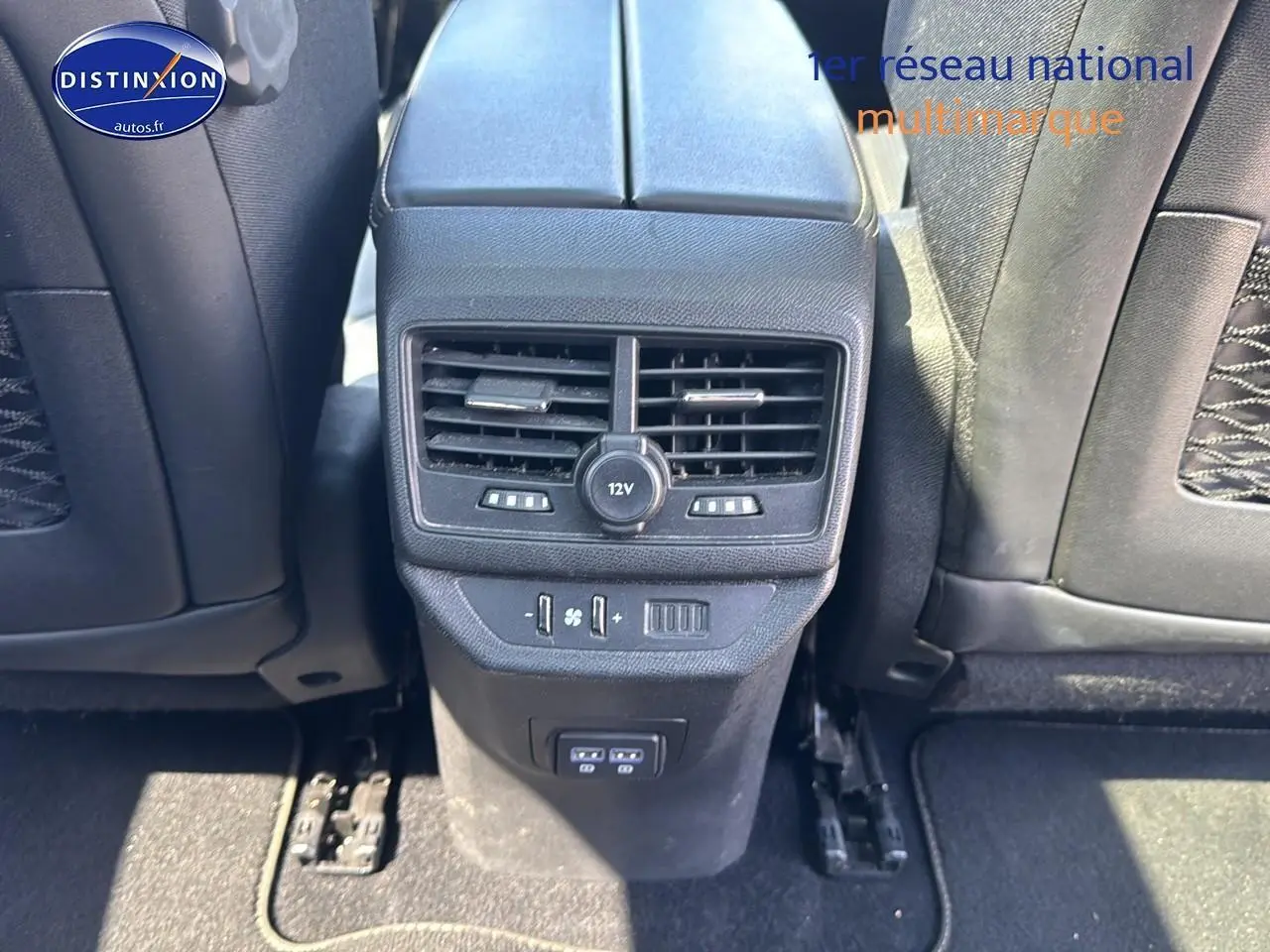 Vue rapprochée de la console arrière avec prises USB et aérateurs du Peugeot 5008 noir métal 2022.