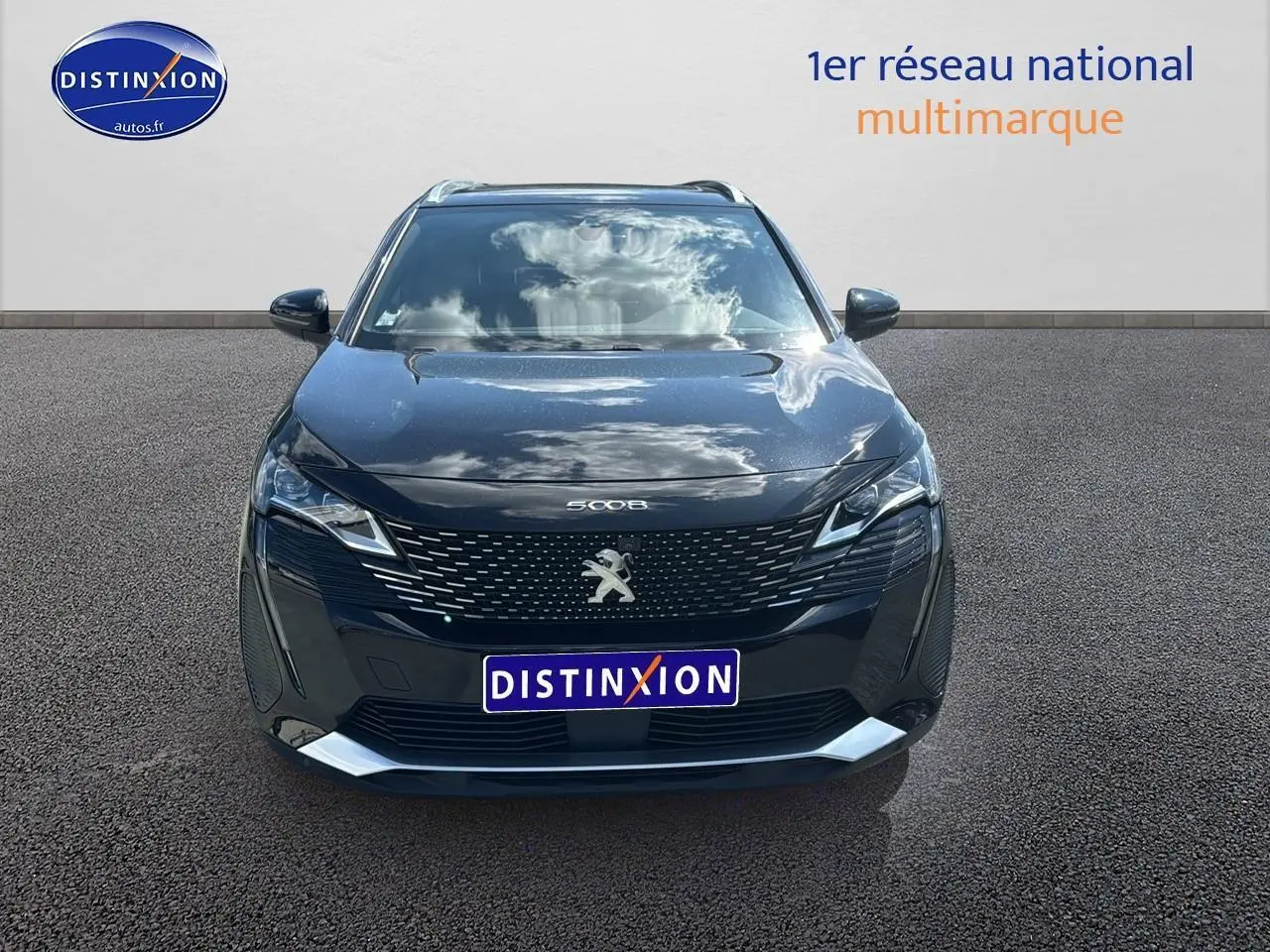 Peugeot 5008 noir métal vue de face avec calandre distinctive et phares LED allumés.